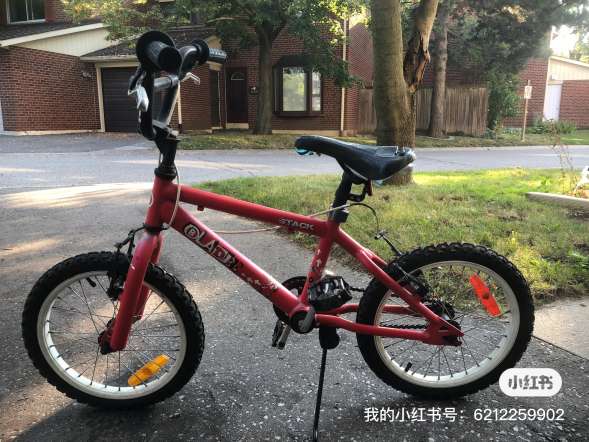 儿童头盔，推车，自行车，书，玩具