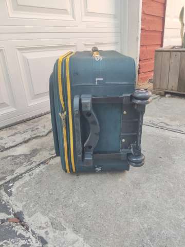 双轮旅行箱一个