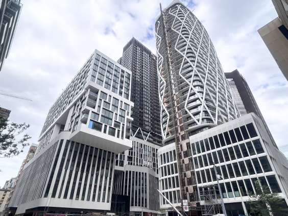 多伦多市中心1房+1 Den 1卫全新AA公寓出租 University & Dundas