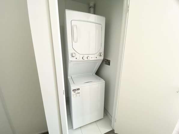 多伦多DT全新1+1den 1bath Condo出租 在liberty Village附近
