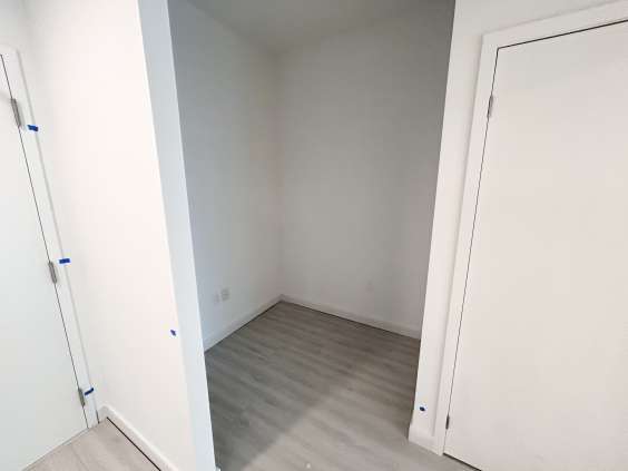 多伦多市中心1房+1 Den 1卫全新AA公寓出租 University & Dundas