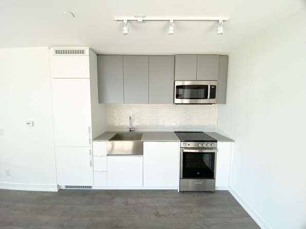 多伦多DT全新1+1den 1bath Condo出租 在liberty Village附近