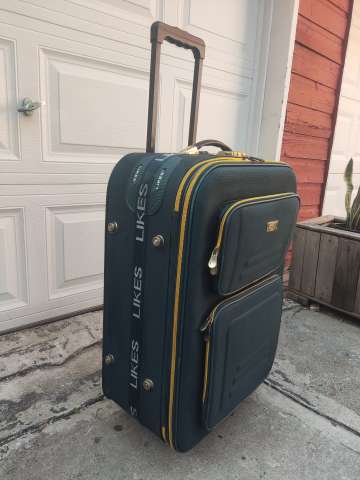 双轮旅行箱一个