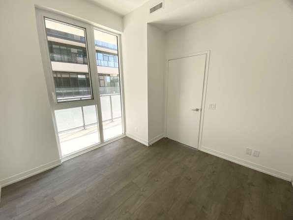 多伦多DT全新1+1den 1bath Condo出租 在liberty Village附近
