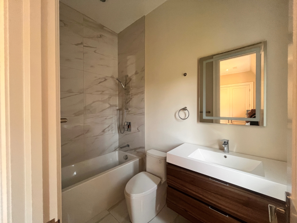 多市北约克中心地段Yonge St+Steeles Ave,6000+呎豪华别墅招Homestay