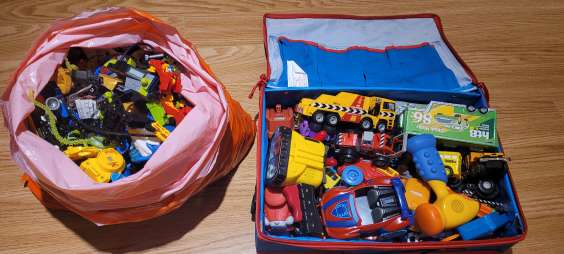 SOLD - 全部玩具还有遥控车等等（如图）一共15元 （包括thomas train bag）