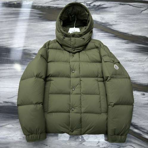 Moncler蒙口的军绿色羽绒服百搭所有裤子