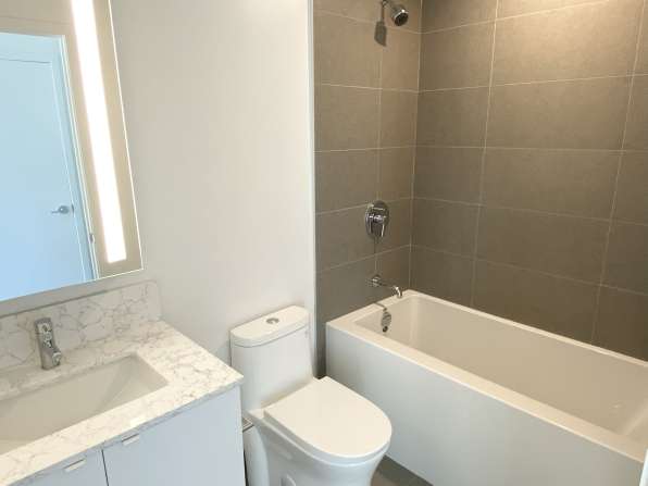 多伦多DT全新1+1den 1bath Condo出租 在liberty Village附近