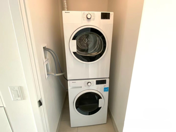 多伦多北约克2Bed+1den 2bath Condo出租 包车位水电暖气网络