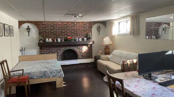 Pharmacy & Sheppard独立屋分门半地下室单间出租，随时入住