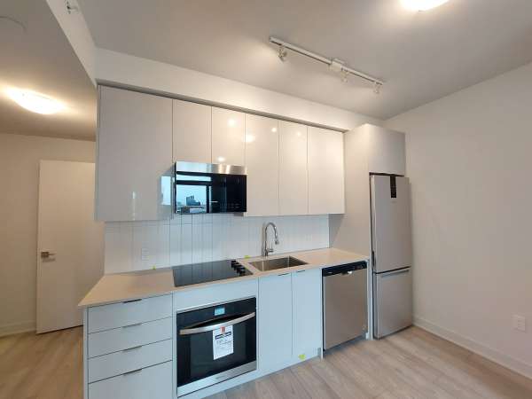近约克大学 全新高档Condo 一房一厅. 近地铁TTC.   位于Hw7 / Jane