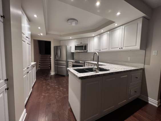 距离🇨🇦网红老街Unionville 步行仅5分钟即可到达的漂亮house整栋出租  有大客厅，