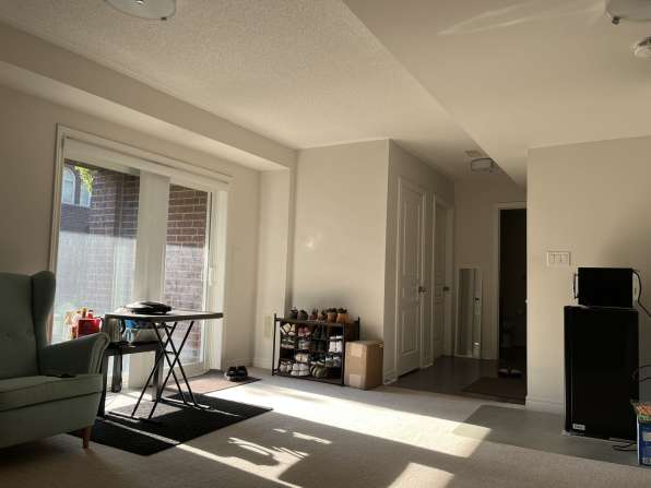 独立屋套间$1100 独门独厕，1车位 Bathurst&Rutherford.11月1日起入住