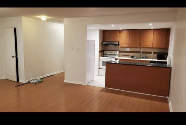 【房东直租】近Seneca整套公寓镇屋3+2出 租  10月1号左右可入住非常宽敞、方便的镇屋--T