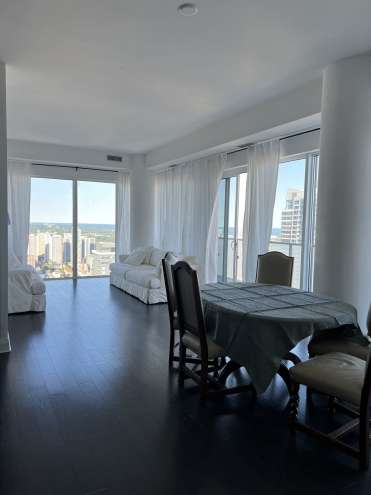 多伦多大学U Condo1080 Bay St.4401 主卧招租