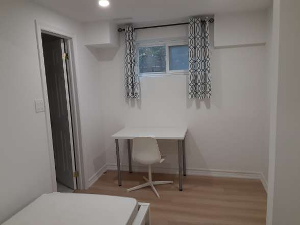 Donmills/Mcnicoll 分门地下室出租