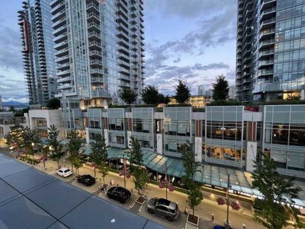 Metrotown车站广场2房2卫1书房两年新