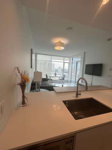 Metrotown station square 2期1b1b拎包入住