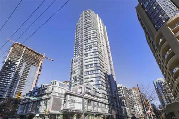 温哥华市中心40楼2房+书房1车位