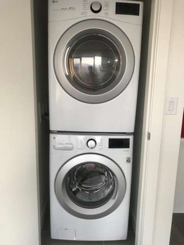 出租Metrotown22楼带冷暖空调高档