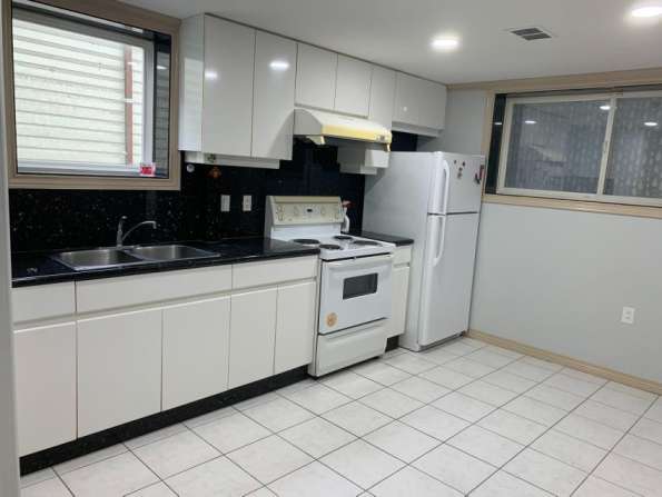 本拿比3房2卫平地Basement