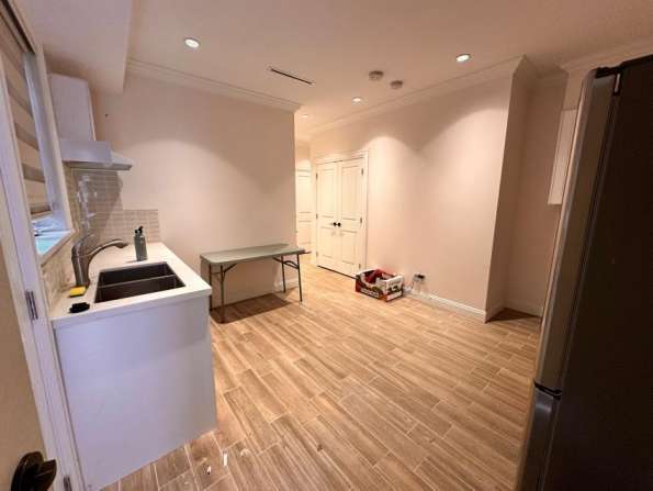 Burnaby Deer lake独立出入一房