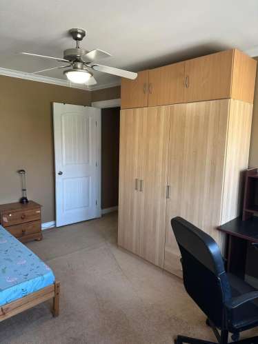 5号路夹Cambie内街独立屋2楼单房