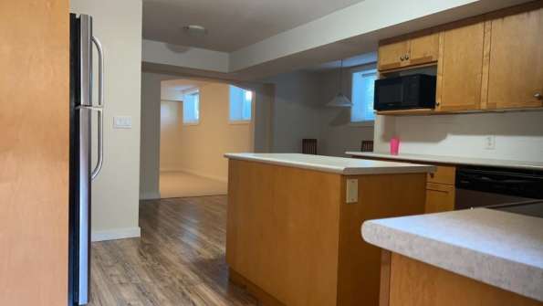 近Langley 独立出Basement出租.
