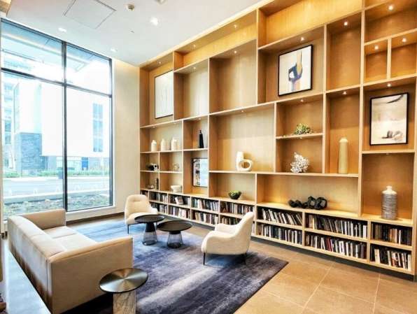 Metrotown中心高层condo有空调带家具2b2b1书房出租