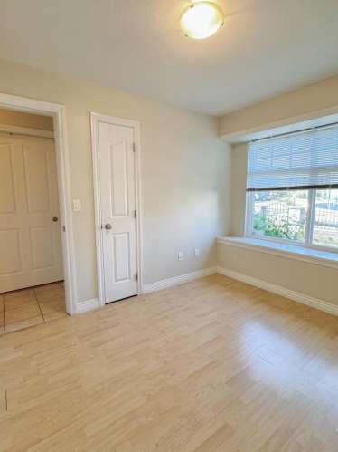 Burnaby 近Highgate 地上一层