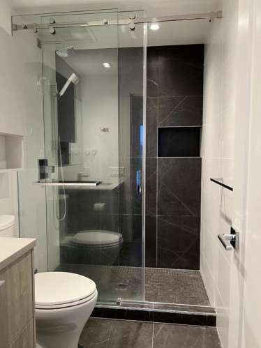 Metrotown中心高层condo有空调带家具2b2b1书房出租