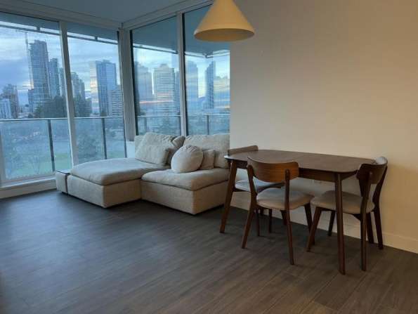 Metrotown中心高层condo有空调带家具2b2b1书房出租