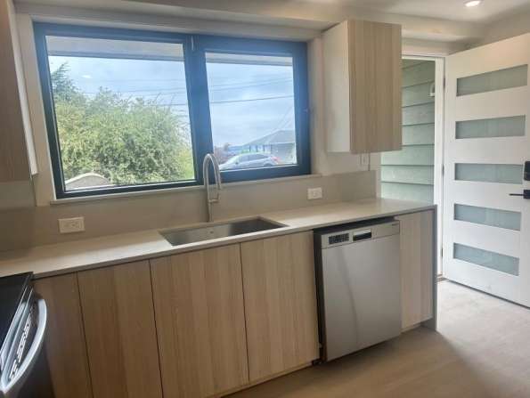 北温 McCartney Creek 公园区域 全新2卧室花园层住宅出租
