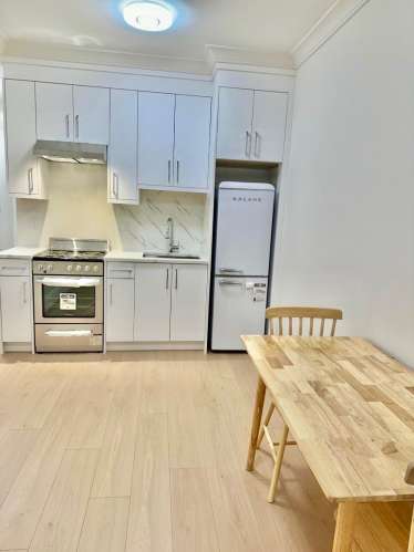 Metrotown地上两室一卫house出租