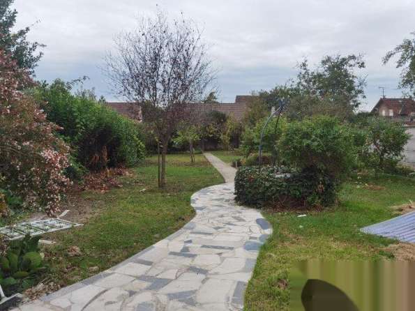 77省别墅，车站Chelles gournay 走路距离5分钟，有 E线 到达老