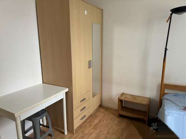 13区-porte de choisy地铁口旁高楼出租一个独立房间，房间光线良好