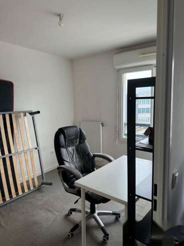 Ivry 两室一厅56坪带家具整租，长租。地址137 av de Verdun 94200 ivry sur Marne。离交通T9 la briqueterie站，30米。离7号黄线Pierre m