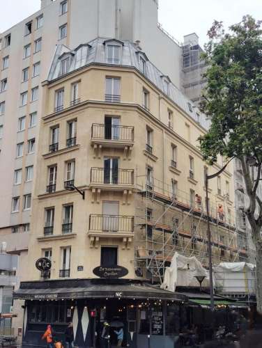 房东直租，巴黎11区avenue Philippe auguste, 一室一厅结构，24平，新装修，带家具，10月1日可入住。四楼无电梯。房租1020欧，charges 80欧, 租金共1100欧。2