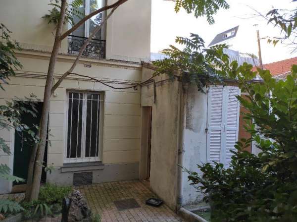 房东直租 巴黎14区 rue Francis de Pressense ，独立别墅，院内，闹中取静。带mezzanine, 17平一楼+8平阁楼。阁楼可直立行走。室外一个小阳台。房租880欧，char
