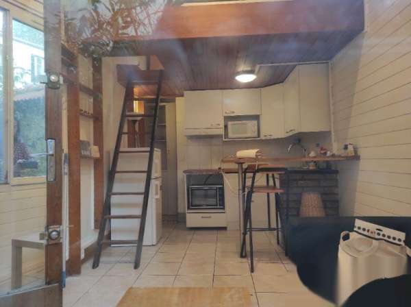房东直租 巴黎14区 rue Francis de Pressense ，独立别墅，院内，闹中取静。带mezzanine, 17平一楼+8平阁楼。阁楼可直立行走。室外一个小阳台。房租880欧，char