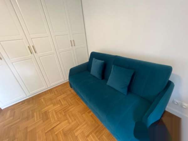 Studio Sceaux 公寓位于92省富人区Sceaux，21平米，朝南。2024年全新装修，户型方正，设备齐全，高品质沙发床，餐桌椅，纯白风格的整体厨房，配有电磁炉，超静音冰箱、微波炉，大浴室2