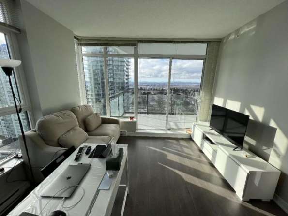 Metrotown 5年新高层公寓，高层2房2卫